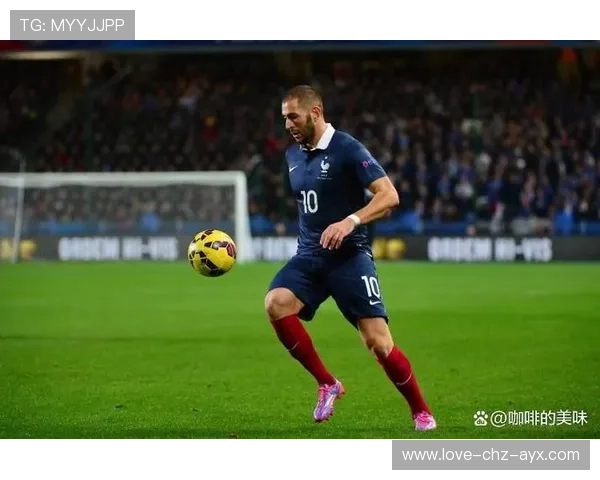 本泽马利雅得新月首战破门,标志性禁区头球助球队客场拿分