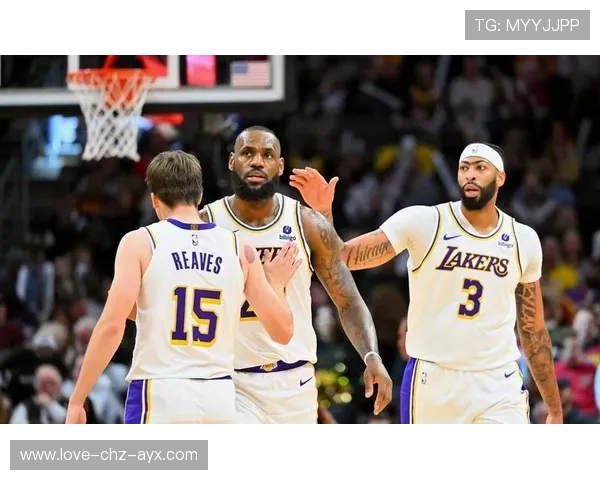 詹姆斯回敬关键上篮,湖人稳住球队局面